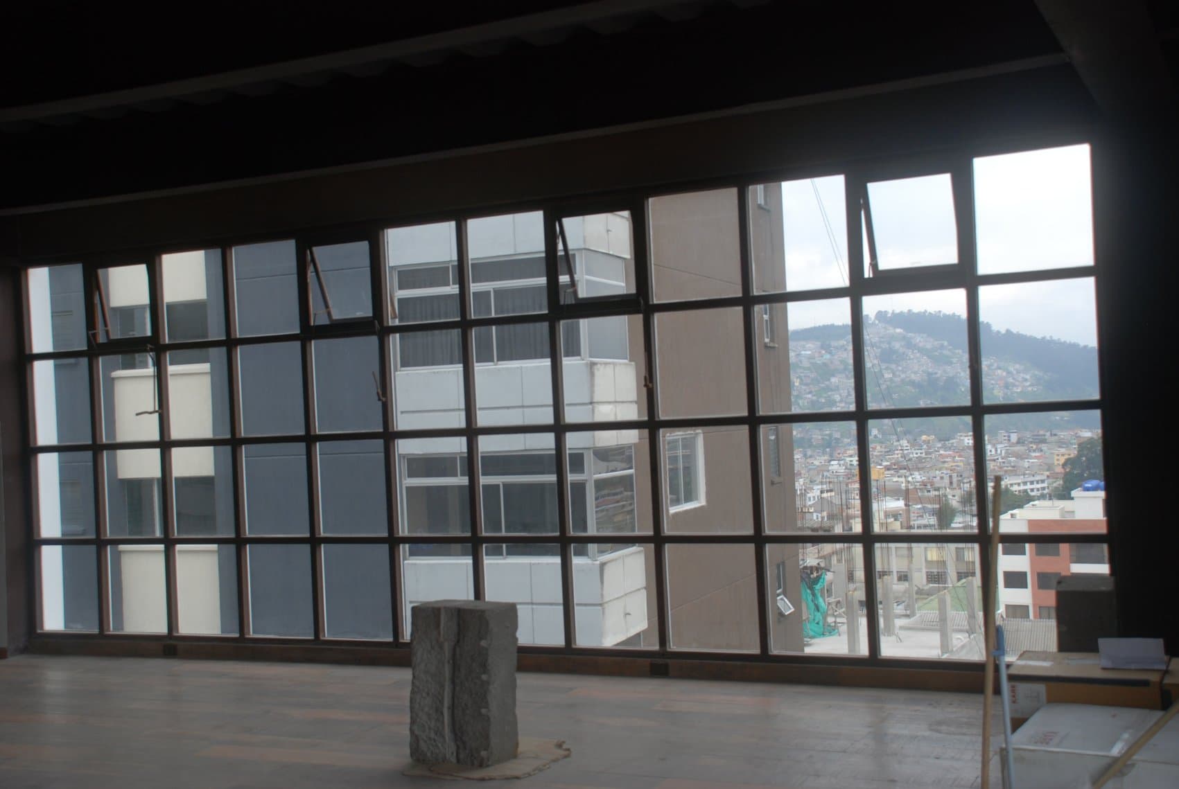 Fachada arquitectónica de vidrio y aluminio en edificio corporativo